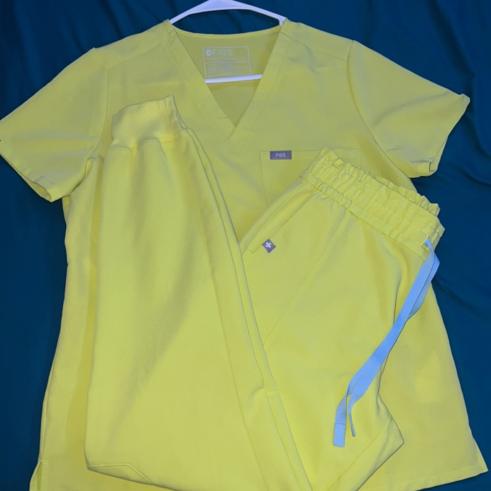 Authentic figs scrubs, worn once. Any questions feel free to msg.